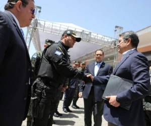 Momento en que miembros de la Fuerza Nacional Antimaras y Pandillas saludan al Presidente Juan Orlando Hernández. Foto: @Presidencia-HN