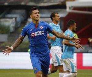 Milton Caraglio de Cruz Azul festeja un gol ante Querétaro en el partido por el torneo Clausura de México. (Foto: AP)
