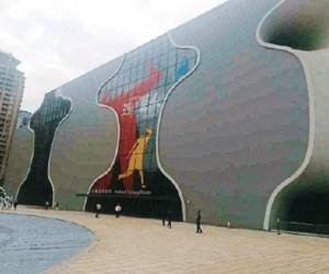 Dentro de este perfecto edificio hay tres teatros diseñados a medida. Su colorida fachada es el sitio perfecto para las selfies.