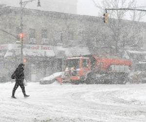 Son pocas las personas que se aventuran a cruzar las calles debido al frío que azota varios estados. Foto: AFP