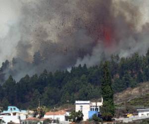 El monte Cumbre Vieja entra en erupción arrojando una columna de humo, ceniza y lava, como se ve desde Los Llanos de Aridane en la isla canaria de La Palma el 19 de septiembre de 2021. Foto: AFP