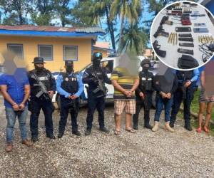 Entre los detenidos se encontraba un mujer. Además se les decomisó armas, celulares y radios de comunicación.