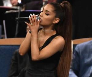 Ariana Grande interpretó la canción 'Natural Women'. Foto: AFP