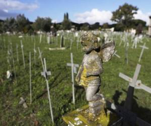 Cruces con nombres aparecen en un sector del Cementerio Flaminio, en Roma, Italia, el 16 de octubre de 2020. Fiscales investigan cÃ³mo los nombres de mujeres que abortaron aparecieron en cruces sobre las tumbas de los fetos en este cementerio. (AP Foto/Gregorio Borgia)