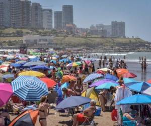 En plena temporada de vacaciones de verano, con millones de argentinos desplazándose por los principales centros turísticos, los puestos de testeo siguen desbordados por la veloz propagación de la variante ómicron.