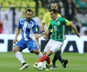 Las puertas del colosal estadio Azteca se abrirán para recibir a una endeble selección hondureña que llegó a la Ciudad de México dolida porque en casa se le fueron cinco de nueve puntos disputados.