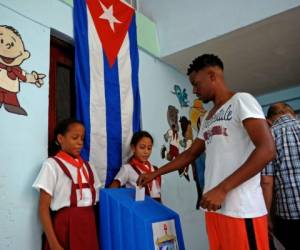 Hasta las urnas ubicadas en todo el país llegaron todos los cubanos. Foto AP
