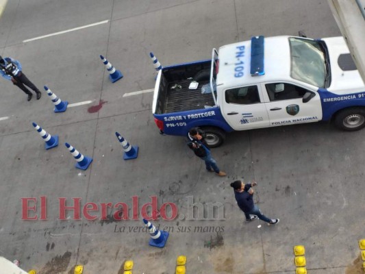 La Policía Nacional llegó al lugar donde quedaron varios casquillos de bala. Foto: Alex Pérez/EL HERALDO.