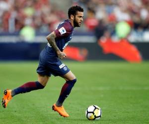 Alves, de 36 años, anotó ocho goles en 73 actuaciones con el PSG y conquistó la liga francesa en ambas campañas. Foto: Agencia AP.
