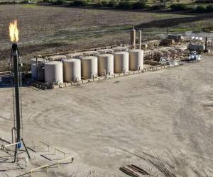 Petróleo de Texas se dispara un 4,78 % tras anunciar Trump fin del alto el fuego con Irán.