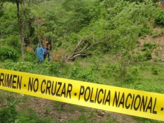 Medicina Forense tuvo que solicitar ayuda del Cuerpo de Bomberos de Honduras para sacar el cadáver de la zona.