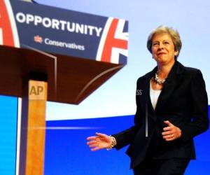 Mientras sonaba la famosa canción 'Dancing Queen' de ABBA, May giró en círculo, agitó los brazos y se rió antes de pronunciar su discurso en el evento en Birmingham.