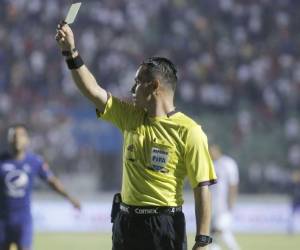 El árbitro Héctor Rodríguez muy cuestionado por el pésimo trabajo en el partido entre Olimpia y Motagua.