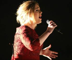 La cantante británica de 28 años señala a una mujer en el público y le dice: '¿Podrías dejar de filmarme con esa cámara de video?. Foto: AP