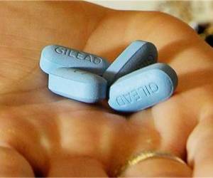 Un doctor muestra las píldoras Truvada en su oficina de San Francisco.