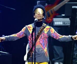 Debajo de Paisley Park, su estudio y residencia en Chanhassen, Minnesota, habría una habitación climatizada protegida por una puerta de acero y una cerradura de combinación albergó miles de horas de grabaciones que él mismo se negó a revelar. Ahora, diez años después de su muerte, ese silencio empieza a romperse de manera ordenada y cargada de significado.
