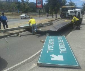 Las pesadas vallas cayeron enmedio de la vía en uno de los carriles del bulevar a la altura del sector de la Corte Suprema de Justicia, y se requirió la asistencia de una grúa para poder retirarlos del mismo.