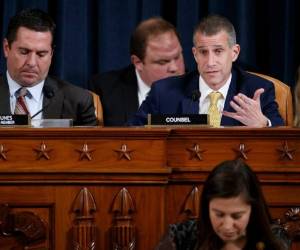 El diputado Devin Nunes de California, a la izquierda, y Steve Castor, el abogado republicano a la derecha, durante el testimonio de Jennifer Williams, asistente del vicepresidente Mike Pence, y el ayudante del Consejo de Seguridad Nacional, teniente coronel Alexander Vindman. testifique ante el Comité de Inteligencia de la Cámara de Representantes en el Capitolio en Washington, el martes 19 de noviembre de 2019, durante una audiencia de juicio público sobre los esfuerzos del presidente Donald Trump para vincular la ayuda estadounidense a Ucrania a las investigaciones de sus opositores políticos. (Foto de Shawn Thew / Pool a través de AP)