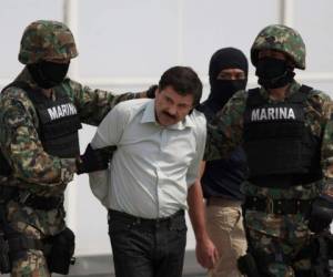Fotografía de archivo del 22 de febrero de 2014 en la que aparece Joaquín 'El Chapo' Guzmán, líder del cartel de Sinaloa, mientras es escoltado hacia un helicóptero en la ciudad de México tras su captura en Mazatlán, México