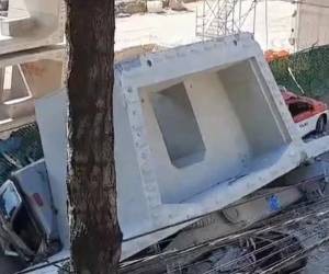 Video: Se cae pesado tramo del Tren Interurbano en México