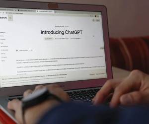 Un pastor demandó a OpenAI tras seguir los consejos de salud de ChatGPT. Según su versión, el chatbot minimizó sus síntomas y terminó al borde de una embolia mortal