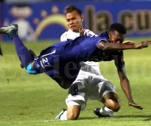 Félix Crisanto al momento de caer en la falta de Peralta. Foto: Johnny Magallanes