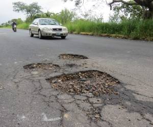 Los conductores esquivan con maniobras los tremendos baches.