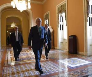 Mitch McConnell, líder de la mayoría en el Senado, camina hacia esa cámara en el Capitolio donde hizo la propuesta. Foto: AP.