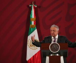 López Obrador además dijo que 'es importante que todos ayudemos al cumplimiento de estas medidas'. AP.