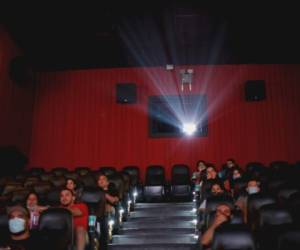 En Argentina hay unos 43 complejos cinematográficos -321 pantallas-, la mayoría (70%) concentradas en Buenos Aires. Los cines emplean a unos 10,000 trabajadores.