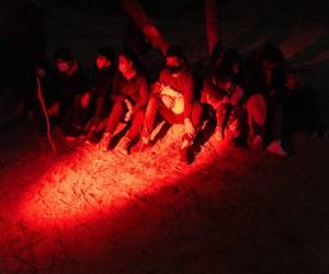 Edwards dijo que algunas de las personas que se encontraban en la casa parecían tener covid-19 y tendrían que estar en cuarentena. Foto ilustrativa AFP.