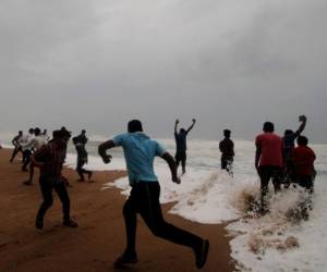 Las previsiones apuntan a que el ciclón irá acompañado de vientos sostenidos de 180-190 km/h. | Foto: AP.