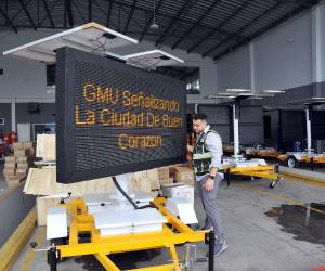 Como parte del lote de instrumentos e insumos que adquirió la Alcaldía Municipal del Distrito Central son ocho pantallas móviles de mensaje variable que se pueden controlar mediante una aplicación desde el celular. Estas funcionan con energía solar.