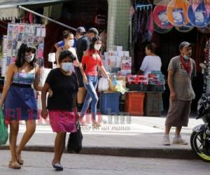 El relajamiento de las medidas de bioseguridad en las calles puede influir a que se produzca una segunda oleada de contagios en Honduras, las personas no deben bajar la guardia ante el coronavirus. Foto: David Romero/ EL HERALDO.