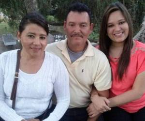 El acongojado padre lamentó que personas con mayor poder sí puedan vacunar a sus hijos, mientras él se disponía a enterrar a la suya.