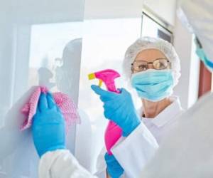 A pesar de los resultados de los estudios, los expertos recomiendan seguir limpiando las superficies. Foto: Canva.