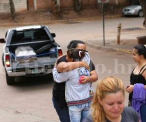 Los familiares del menor se abrazan para darse fuerza por la muerte del pequeño. Foto: Estalin Irías / EL HERALDO.