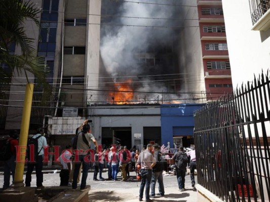El fuego comenzó en el techo de los locales comerciales del centro de Tegucigalpa. Foto: Emilio Flores/EL HERALDO.