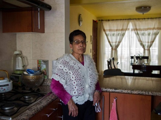 La ama de llaves mexicana María del Carmen Hernández, de 59 años, posa en su casa en la Ciudad de México, el 24 de junio de 2020. Foto: Agencia AFP.
