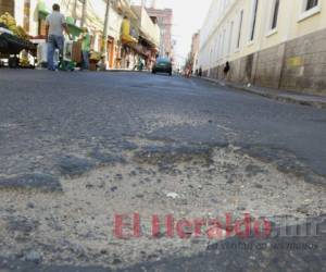 En las calles de la capital, los baches son enemigos de los vehículos. Foto: Efraín Salgado | EL HERALDO.