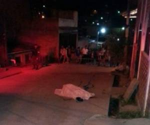 En la colonia 3 de Mayo la víctima quedó tendida en el pavimento.