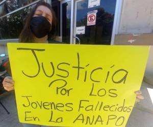 Familiares de los fallecidos pedían justicia el 12 de septiembre afuera de la morgue de Tegucigalpa, mientras reclamaban los restos de sus seres queridos.
