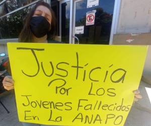 Familiares de los fallecidos pedían justicia el 12 de septiembre afuera de la morgue de Tegucigalpa, mientras reclamaban los restos de sus seres queridos.