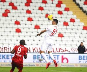 Esas declaraciones, pronunciadas el domingo, se producen mientras cada vez más voces se elevan para pedir la suspensión de la liga turca para limitar los riesgos de propagación del COVID-19. Foto: AP