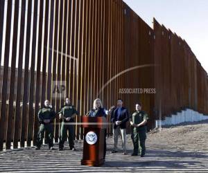 De pie junto a una cerca recién construida de 9 metros (30 pies) de altura en California, Nielsen se refirió a los esfuerzos del gobierno de Donald Trump por fortificar la frontera. (Foto: AP)