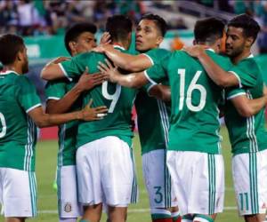 Los jugadores de la Selección mexicana mientras celebran un gol ante Irlanda en junio de 2017. (Foto: Agencias/AFP)