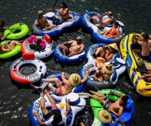 Los estudios y sindicatos de la industria acordaron esta semana reglas en los sets de filmación, que incluyen que todo el personal sea testado por el virus y reciba equipos de protección.