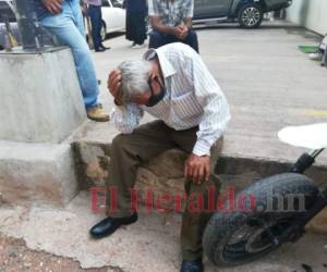 En compañía de amigos, su padre llegó a la morgue capitalina para poder reclamar el cadáver de sus hijos y poder darles cristiana sepultura. Foto: Estalin Irías / EL HERALDO.