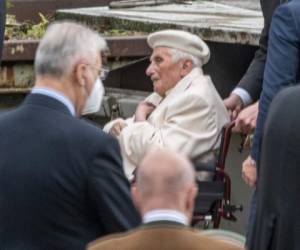El papa emérito Benedicto XVI llega en silla de ruedas a visitar la tumba de sus padres y su hermana en el cementerio cerca de Regensburg, Alemania, el sábado 20 de junio de 2020. Foto: AP.