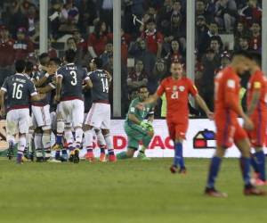 Los jugadores de Paraguay celebran uno de los tantos ante la selección de Chile (Foto: Agencia AP)